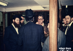 מהארכיון: תמונות מביקור השחקן יהודה ברקן ב-770 בשנת תשמ"ז